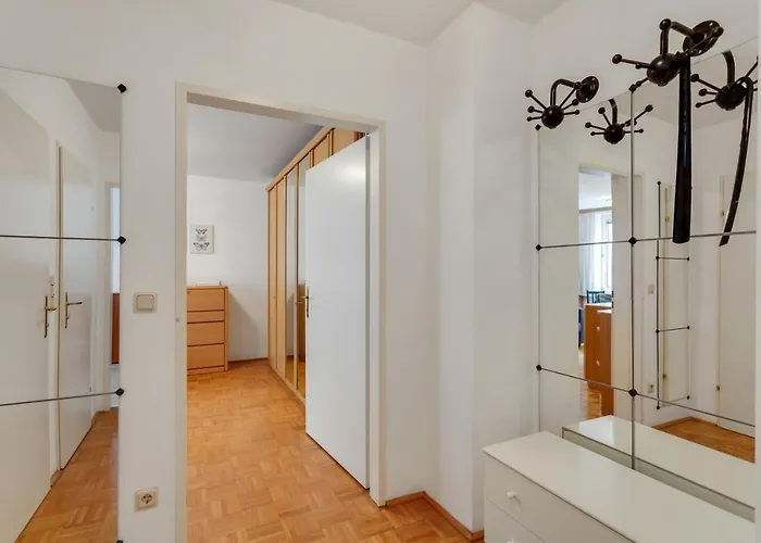 Close To Shopping Mile Viena